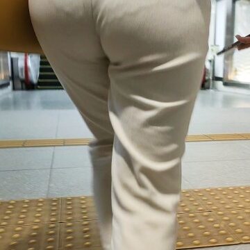 《尻神》気品溢れる綺麗な白パンツスーツから放たれる色気強めの大人の透け線