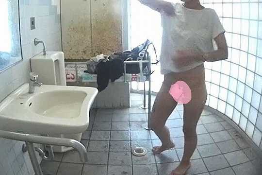海の家の共用トイレを覗いてみた１ギャルの着替えとトイレが見れた