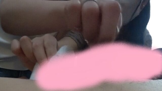 二人組の大学生に手コキで４５４５されて大量ザーメン発射【素人】