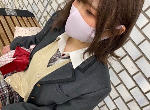 【めくり撮り成功】ふわふわ制服JK逆さ撮り
