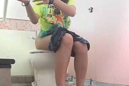 海の洋式トイレを２カメラで撮ってみた！１６芸能人より美女登場！