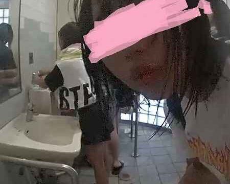 海の家の共用トイレを覗いてみた３ピチピチわいわい