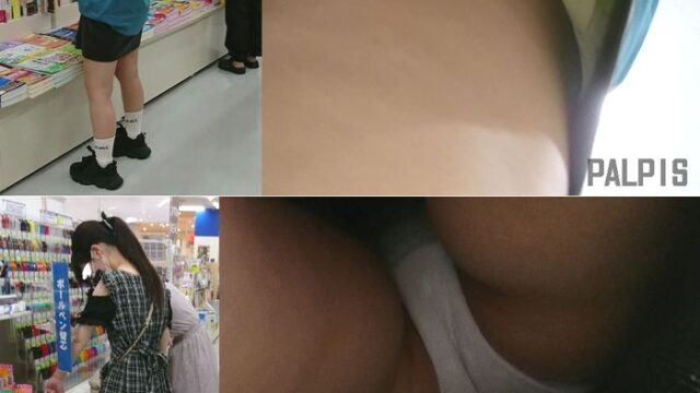 警戒してくる女の子の裏側でタイトの女の子をパシャリ