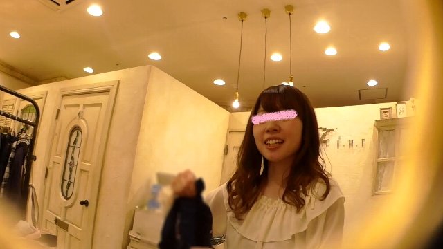 店員撮り128！　2日連続で撮られる可愛い店員さん 1日目 セクシー系 2日目 可愛い系のパンティ