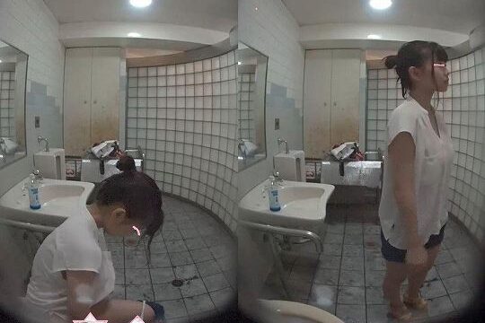 美〇女の若い子の共同トイレを覗いたらお着換えとおしっこまで海の共同トイレを撮ってきました！８