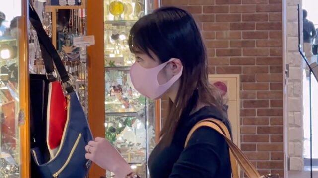 逆さ撮り★買取ショップで見つけた綺麗なお姉さんのスカート内を逆さ撮りです。 [1.4GB]