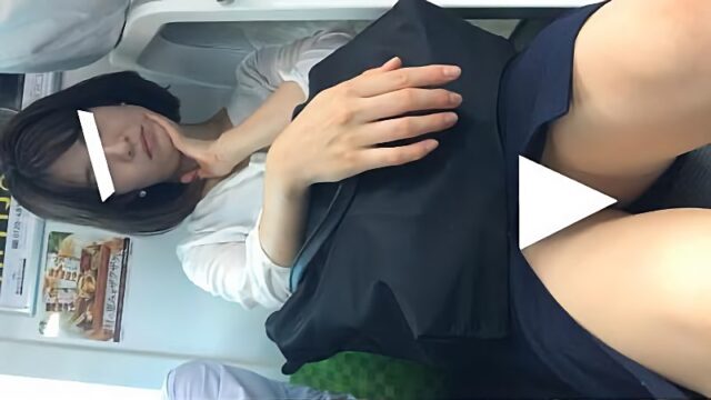 (電車対面）(顔出し)ロングスカートだけど…深いフロントスリットをぱっくり大胆に割って攻める超絶美人OLさんにフォーカス!! [445MB]