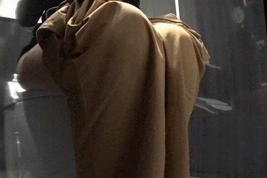 おしゃれな洋式12おしっこ我慢と全力鼻ほじ娘