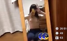 斎藤さん鏡から胸チラ