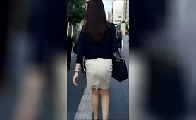 ハイヒールで闊歩する白タイトスカートOLのデカ尻
