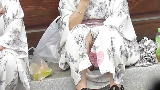 浴衣でパンチラする動画~足のお行儀が悪い女の子～ [810MB]