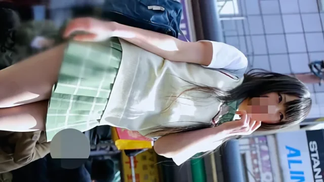 コミックマーケット コスプレ 超美形レイヤーさんのミニスカ制服★神風純白パンチラ コミケ [220MB]