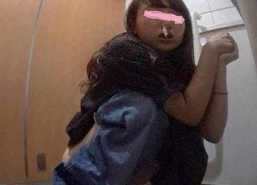 VIPな女子トイレ番外編1美女が鼻の穴にペーパーをズボッ！