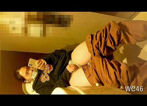 【トイレオナニー盗撮】パンティーの上から激しく指でグリグリ