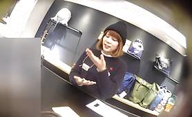 店員撮り102！　道案内までしてくれる優しくて可愛い店員さんのパンティ