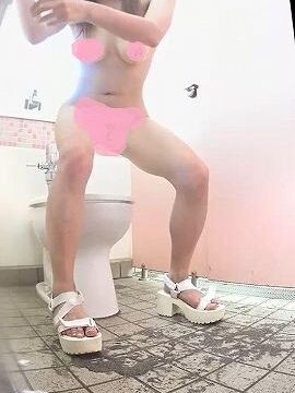 海の洋式トイレを撮ってみた！未チェック作品サムネ娘はパイパンでした