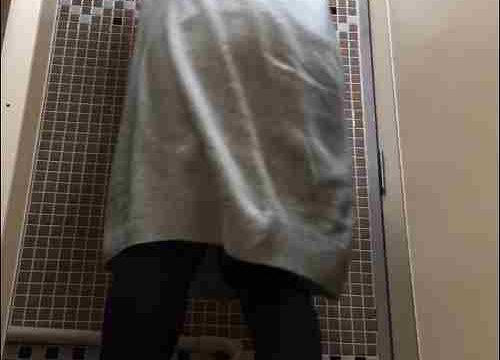 （無）ニットワンピのお姉様が共同便所で丸出しおしっこ