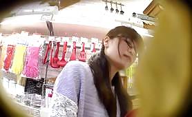 店員撮り138！　垢ぬけてなくて芋っぽいお姉さん だが眼鏡を外すとなかなかの美人に