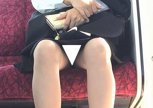 (電車対面）(顔出し）パンプスからそそり立つ…きゅっと引締まったパンストあんよをくぱぁ～っとひらく…リクルート女子大生さんを観察