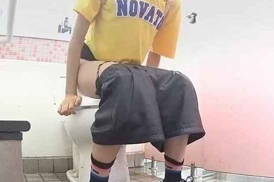海の洋式トイレを撮ってみた！１６お下品美人多めです・・・