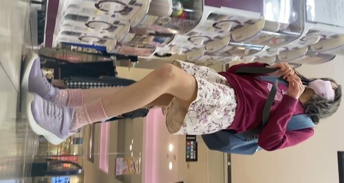 ウブッ子パンチラ＃2　大き目な短パンからはみ出る白いパンティー
