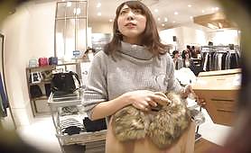 店員撮り112！　地味で優しそうなお姉さん だけど生脚ミニスカなので当然撮られる