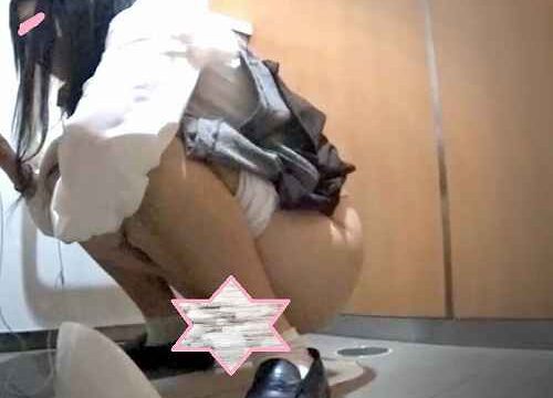 綺麗なお姉さんからイチゴのおぱんちゅが・・・大都会駅トイレ未流出２０