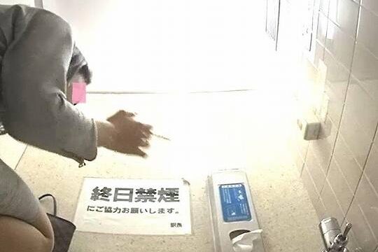 終日禁煙の和式トイレ２偉そうなOLの肛門にペーパーびっしり！