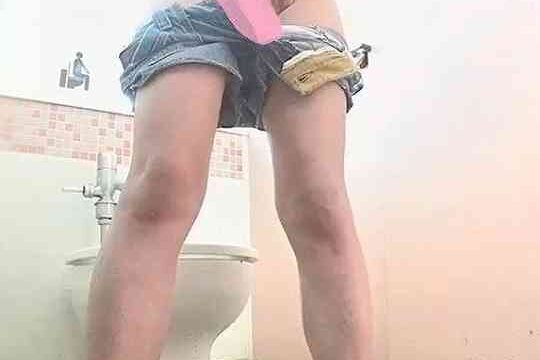 海の洋式トイレを撮ってみた！１５ドス黒タンポンと挿入マニア向け