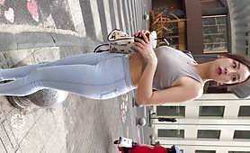 2K動画　スキニージーンズのセクシーお姉さん１　揺れる尻肉
