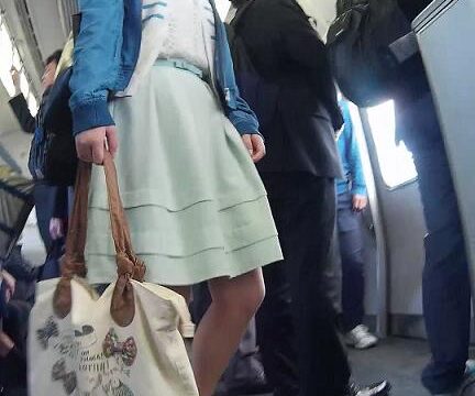 【逆さpart14】人形みたいな可愛いOL！電車内逆さ！