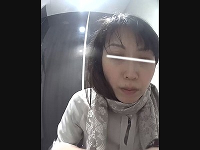 赤いパンティ見せたままこぼれたオ〇ッコ掃除します！上品さNO１！
