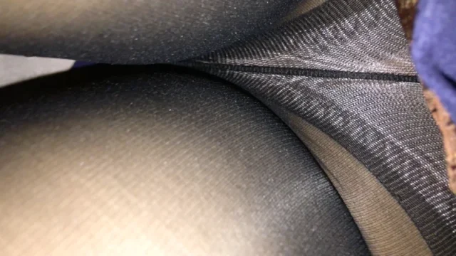 驚異的美脚黒スト美女の白パンティ [83MB]
