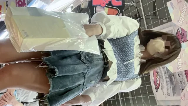 4K逆さ撮り＃2 モデル級な色気ムンムンなお姉さんの白パンティー [520MB]