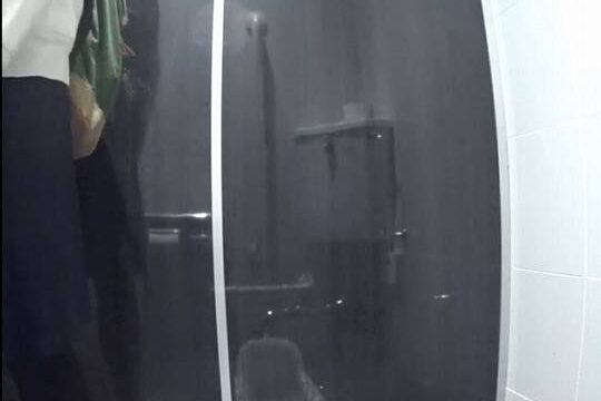 VIPな女子トイレ番外編5股間をギュッっとからのブッッシャアアアア！
