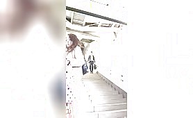 [★顔出し]パンチラ盗撮 女子大生 白パンツを階段でガッツリ撮影