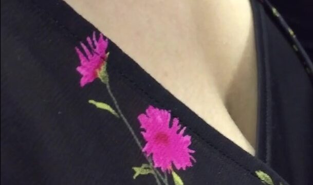 巨乳OLさんの谷間