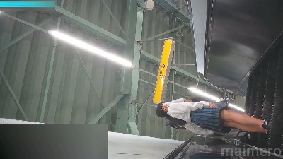 青　ミニスカの中身見えて勃起