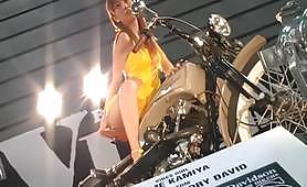【HD・モリマン美女】S級キャンギャルのローアングル舐め撮り vol.65
