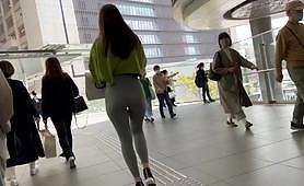 最高の生尻感！ヨガパンツで歩く20代OL
