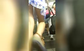 パンチラ盗撮 女子大生 ピンクに黒の水玉パンツに接近