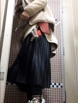 （無）若いお姉さんの和式トイレでおっぴろげマ〇コ