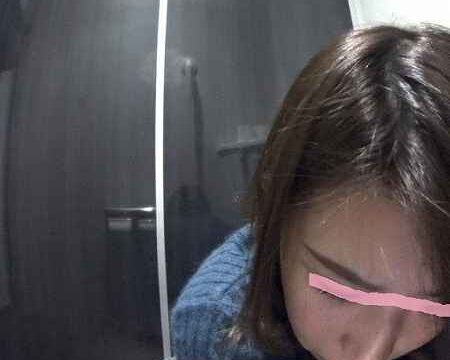 VIPな女子トイレ17自分のう〇こが出る所を見つめながら捻りだす出すギャル