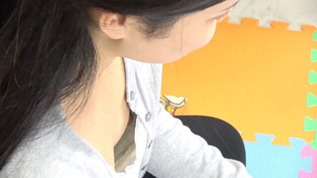 *ママの胸チラ*ベビーマッサージ胸チラ{vol.134}★新規参加2名★計3名★ハイハイレースのママさん超美人です。 [349MB]