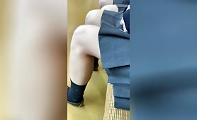 JK風制服美女の真上接近エロ過ぎるミニスカ生脚350