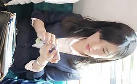 (電車対面）(顔出し）タイトミニからすらっときゅっと引締まった色白パンストあんよをむき出しにする美人OLお姉さんを観察してみまし