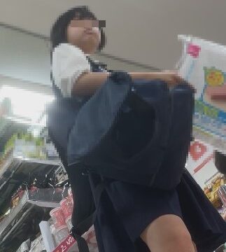 JKパンチラ＃１　ショップでパンチラするJK達
