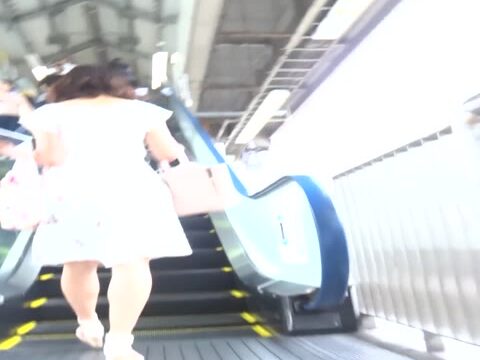 [★新作][★顔出し]パンチラ盗撮 かわいいOLさん 紺色パンツが尻に食い込み