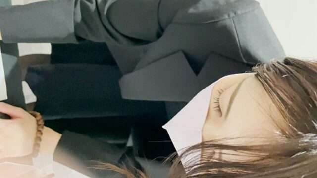【葬儀中の胸チラ】葬儀業界激震!!!これが令和の参列スタイル!!!衝撃の穴あきストッキングを見逃すな!!!【パンチラ】 [149MB]