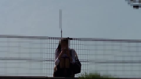 駅のホームでずっとパンチラしている女の子が撮れました